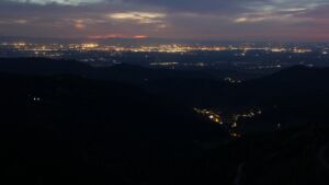 Dieses Bild zeigt eine Webcam-Aufnahme vom Achertal, aufgenommen am Montag, den 27.04.2026 um 21:30 Uhr. Die Temperatur betrug 10.6°C.