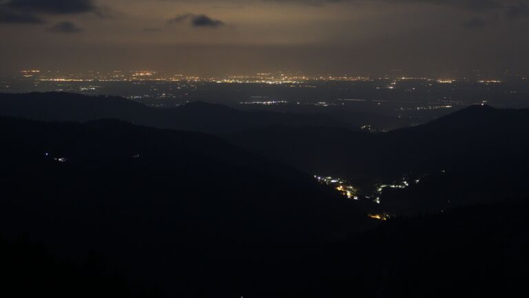 Dieses Bild zeigt eine Webcam-Aufnahme vom Achertal, aufgenommen am Freitag, den 09.05.2025 um 03:40 Uhr. Die Temperatur betrug 3.3°C.