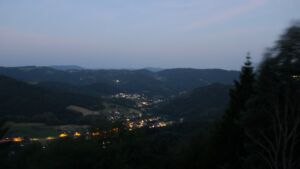 Dieses Bild zeigt eine Webcam-Aufnahme vom Achertal, aufgenommen am Freitag, den 26.06.2026 um 04:30 Uhr. Die Temperatur betrug 27.1°C.