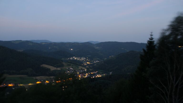Dieses Bild zeigt eine Webcam-Aufnahme vom Achertal, aufgenommen am Freitag, den 26.06.2026 um 04:30 Uhr. Die Temperatur betrug 27.1°C.