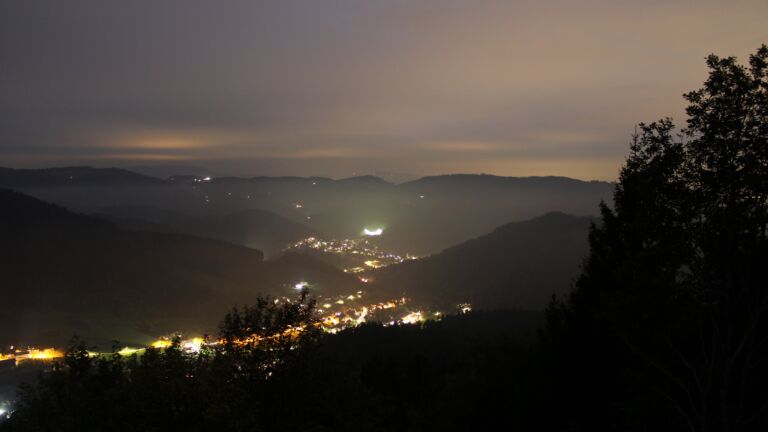 Dieses Bild zeigt eine Webcam-Aufnahme vom Achertal, aufgenommen am Dienstag, den 20.10.2026 um 19:30 Uhr. Die Temperatur betrug 10.7°C.