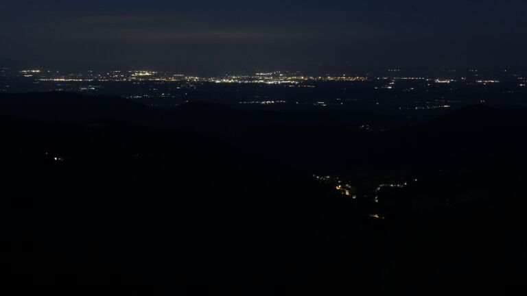 Dieses Bild zeigt eine Webcam-Aufnahme vom Achertal, aufgenommen am Samstag, den 12.07.2025 um 04:10 Uhr. Die Temperatur betrug 12.4°C.