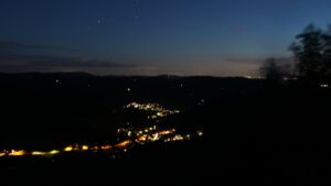 Dieses Bild zeigt eine Webcam-Aufnahme vom Achertal, aufgenommen am Montag, den 31.08.2026 um 21:20 Uhr. Die Temperatur betrug 14.4°C.