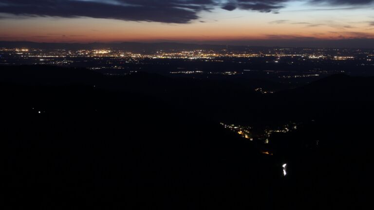 Dieses Bild zeigt eine Webcam-Aufnahme vom Achertal, aufgenommen am Sonntag, den 19.04.2026 um 21:30 Uhr. Die Temperatur betrug 5.8°C.