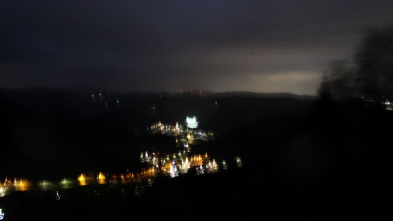 Dieses Bild zeigt eine Webcam-Aufnahme vom Achertal, aufgenommen am Freitag, den 23.10.2026 um 19:20 Uhr. Die Temperatur betrug 7.8°C.