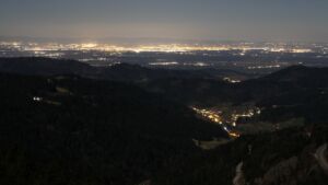 Dieses Bild zeigt eine Webcam-Aufnahme vom Achertal, aufgenommen am Sonntag, den 01.03.2026 um 22:00 Uhr. Die Temperatur betrug 3.9°C.