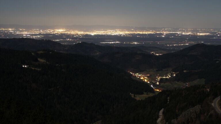 Dieses Bild zeigt eine Webcam-Aufnahme vom Achertal, aufgenommen am Sonntag, den 01.03.2026 um 22:00 Uhr. Die Temperatur betrug 3.9°C.