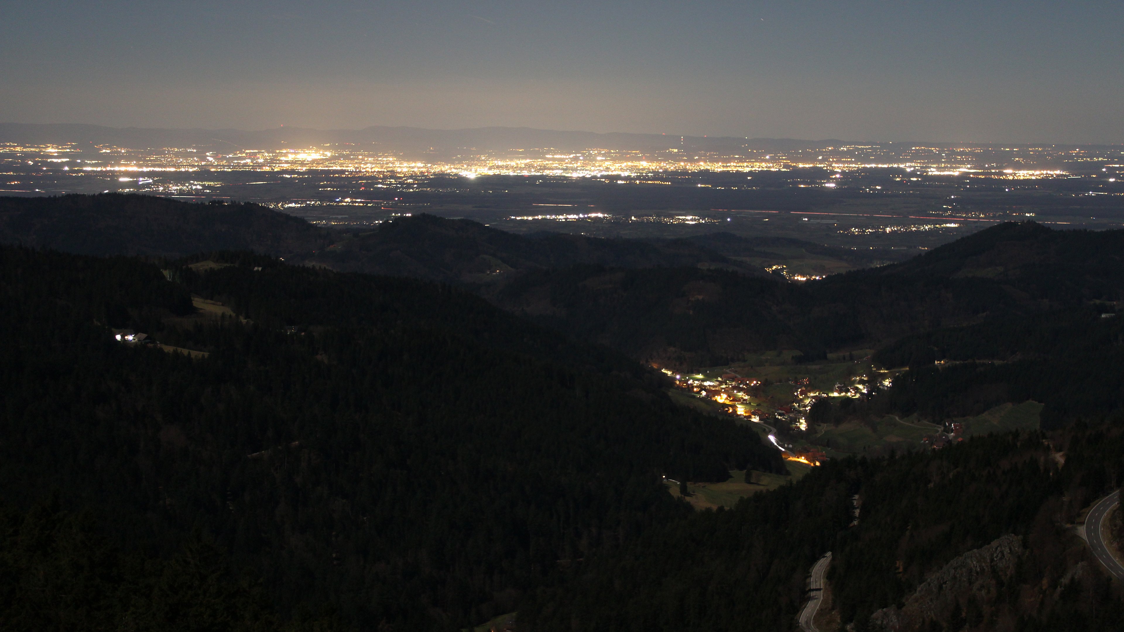 Dieses Bild zeigt eine Webcam-Aufnahme vom Achertal, aufgenommen am Sonntag, den 01.03.2026 um 22:00 Uhr. Die Temperatur betrug 3.9°C.