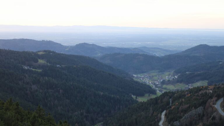 Dieses Bild zeigt eine Webcam-Aufnahme vom Achertal, aufgenommen am Donnerstag, den 13.11.2025 um 16:40 Uhr. Die Temperatur betrug 14.9°C.