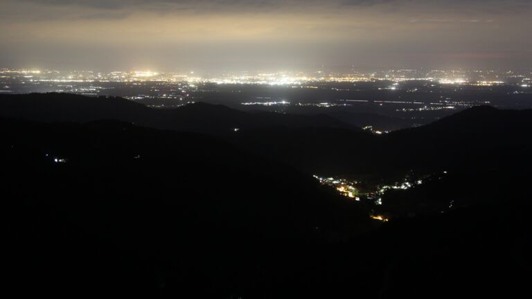 Dieses Bild zeigt eine Webcam-Aufnahme vom Achertal, aufgenommen am Freitag, den 22.08.2025 um 21:50 Uhr. Die Temperatur betrug 10.5°C.
