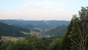Dieses Bild zeigt eine Webcam-Aufnahme vom Achertal, aufgenommen am Dienstag, den 04.08.2026 um 06:50 Uhr. Die Temperatur betrug 22.8°C.