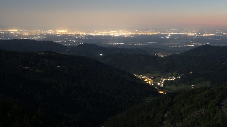 Dieses Bild zeigt eine Webcam-Aufnahme vom Achertal, aufgenommen am Samstag, den 10.05.2025 um 22:30 Uhr. Die Temperatur betrug 10°C.