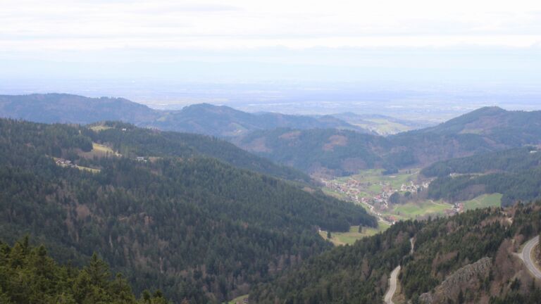 Dieses Bild zeigt eine Webcam-Aufnahme vom Achertal, aufgenommen am Freitag, den 13.03.2026 um 12:40 Uhr. Die Temperatur betrug 7.1°C.