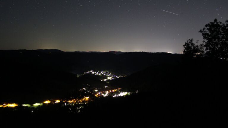 Dieses Bild zeigt eine Webcam-Aufnahme vom Achertal, aufgenommen am Dienstag, den 15.09.2026 um 01:30 Uhr. Die Temperatur betrug 18.3°C.