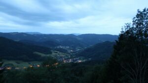 Dieses Bild zeigt eine Webcam-Aufnahme vom Achertal, aufgenommen am Sonntag, den 07.06.2026 um 04:50 Uhr. Die Temperatur betrug 12.6°C.