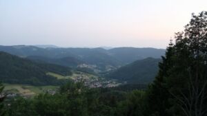 Dieses Bild zeigt eine Webcam-Aufnahme vom Achertal, aufgenommen am Dienstag, den 26.05.2026 um 21:40 Uhr. Die Temperatur betrug 24.2°C.