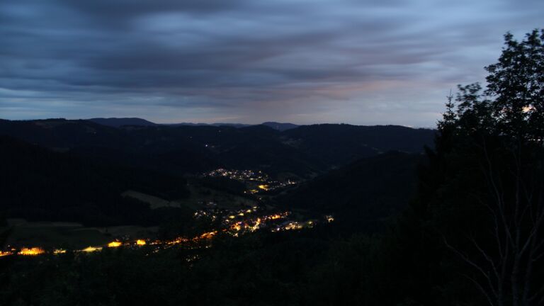 Dieses Bild zeigt eine Webcam-Aufnahme vom Achertal, aufgenommen am Donnerstag, den 02.07.2026 um 22:20 Uhr. Die Temperatur betrug 19.6°C.