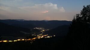 Dieses Bild zeigt eine Webcam-Aufnahme vom Achertal, aufgenommen am Samstag, den 27.06.2026 um 23:00 Uhr. Die Temperatur betrug 31.1°C.