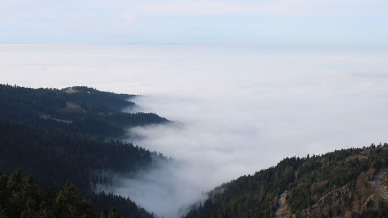 Dieses Bild zeigt eine Webcam-Aufnahme vom Achertal, aufgenommen am Montag, den 22.12.2025 um 13:40 Uhr. Die Temperatur betrug 7°C.