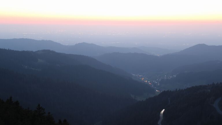 Dieses Bild zeigt eine Webcam-Aufnahme vom Achertal, aufgenommen am Freitag, den 20.03.2026 um 19:10 Uhr. Die Temperatur betrug 5.9°C.