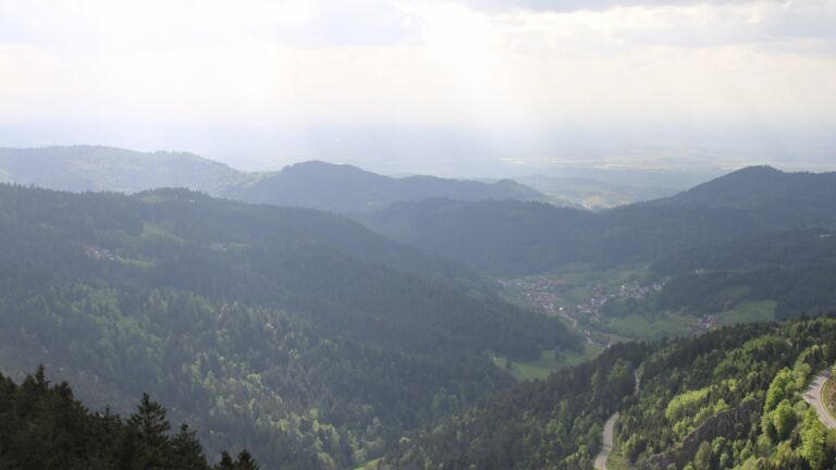 Dieses Bild zeigt eine Webcam-Aufnahme vom Achertal, aufgenommen am Samstag, den 03.05.2025 um 17:20 Uhr. Die Temperatur betrug 17.1°C.