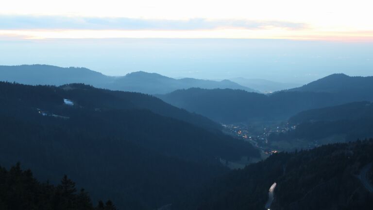 Dieses Bild zeigt eine Webcam-Aufnahme vom Achertal, aufgenommen am Montag, den 09.02.2026 um 18:10 Uhr. Die Temperatur betrug 2.8°C.