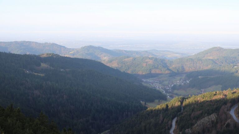 Dieses Bild zeigt eine Webcam-Aufnahme vom Achertal, aufgenommen am Donnerstag, den 18.12.2025 um 09:30 Uhr. Die Temperatur betrug 6.1°C.