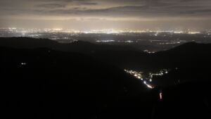 Dieses Bild zeigt eine Webcam-Aufnahme vom Achertal, aufgenommen am Samstag, den 11.04.2026 um 22:00 Uhr. Die Temperatur betrug 11.2°C.