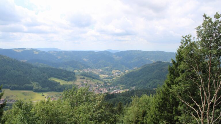 Dieses Bild zeigt eine Webcam-Aufnahme vom Achertal, aufgenommen am Montag, den 27.07.2026 um 12:40 Uhr. Die Temperatur betrug 19.3°C.
