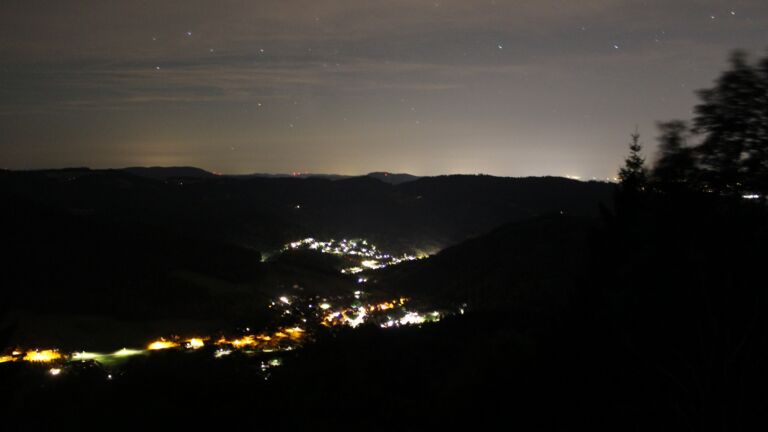 Dieses Bild zeigt eine Webcam-Aufnahme vom Achertal, aufgenommen am Samstag, den 25.07.2026 um 02:00 Uhr. Die Temperatur betrug 20.5°C.