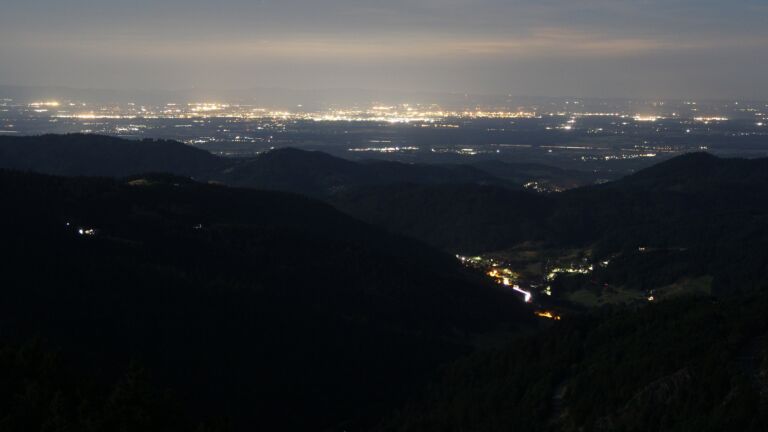 Dieses Bild zeigt eine Webcam-Aufnahme vom Achertal, aufgenommen am Samstag, den 12.07.2025 um 02:40 Uhr. Die Temperatur betrug 12.4°C.