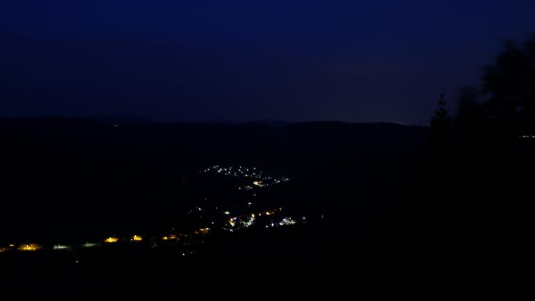 Dieses Bild zeigt eine Webcam-Aufnahme vom Achertal, aufgenommen am Mittwoch, den 15.07.2026 um 04:20 Uhr. Die Temperatur betrug 22.2°C.
