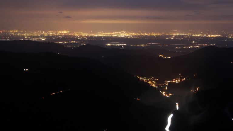 Dieses Bild zeigt eine Webcam-Aufnahme vom Achertal, aufgenommen am Freitag, den 19.12.2025 um 17:30 Uhr. Die Temperatur betrug 6.6°C.