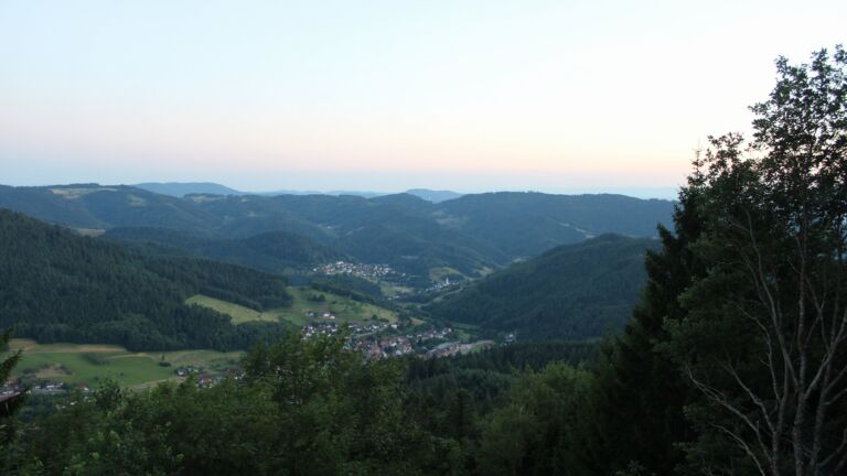 Dieses Bild zeigt eine Webcam-Aufnahme vom Achertal, aufgenommen am Donnerstag, den 09.07.2026 um 21:40 Uhr. Die Temperatur betrug 21.9°C.