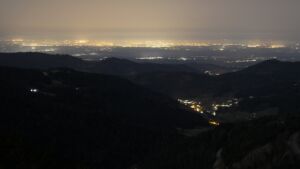 Dieses Bild zeigt eine Webcam-Aufnahme vom Achertal, aufgenommen am Freitag, den 06.03.2026 um 00:30 Uhr. Die Temperatur betrug 11.1°C.