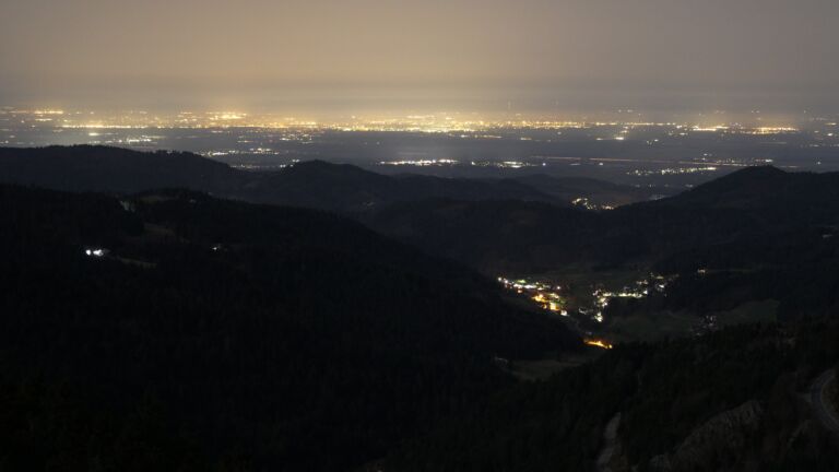 Dieses Bild zeigt eine Webcam-Aufnahme vom Achertal, aufgenommen am Freitag, den 06.03.2026 um 00:30 Uhr. Die Temperatur betrug 11.1°C.