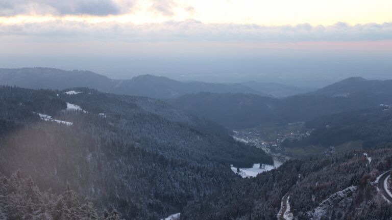 Dieses Bild zeigt eine Webcam-Aufnahme vom Achertal, aufgenommen am Freitag, den 21.11.2025 um 16:50 Uhr. Die Temperatur betrug -6.4°C.