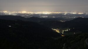 Dieses Bild zeigt eine Webcam-Aufnahme vom Achertal, aufgenommen am Montag, den 27.04.2026 um 22:30 Uhr. Die Temperatur betrug 10.1°C.