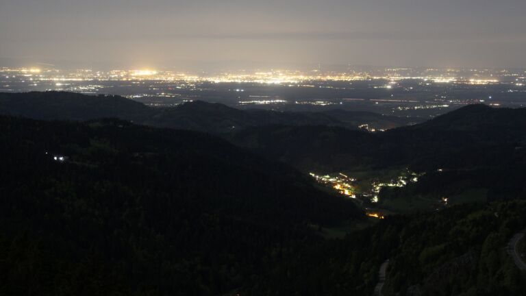 Dieses Bild zeigt eine Webcam-Aufnahme vom Achertal, aufgenommen am Montag, den 27.04.2026 um 22:30 Uhr. Die Temperatur betrug 10.1°C.