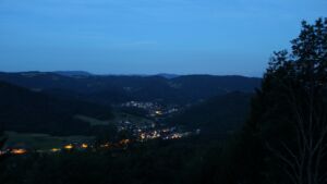 Dieses Bild zeigt eine Webcam-Aufnahme vom Achertal, aufgenommen am Mittwoch, den 08.07.2026 um 04:40 Uhr. Die Temperatur betrug 17.9°C.