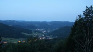 Dieses Bild zeigt eine Webcam-Aufnahme vom Achertal, aufgenommen am Samstag, den 18.07.2026 um 05:00 Uhr. Die Temperatur betrug 15.9°C.