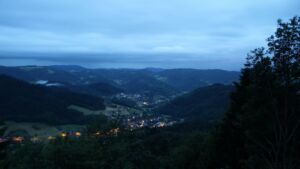 Dieses Bild zeigt eine Webcam-Aufnahme vom Achertal, aufgenommen am Montag, den 01.06.2026 um 04:50 Uhr. Die Temperatur betrug 11.9°C.