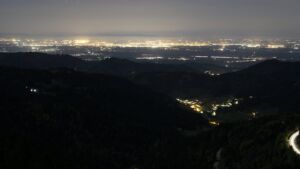 Dieses Bild zeigt eine Webcam-Aufnahme vom Achertal, aufgenommen am Sonntag, den 26.04.2026 um 22:20 Uhr. Die Temperatur betrug 10.1°C.