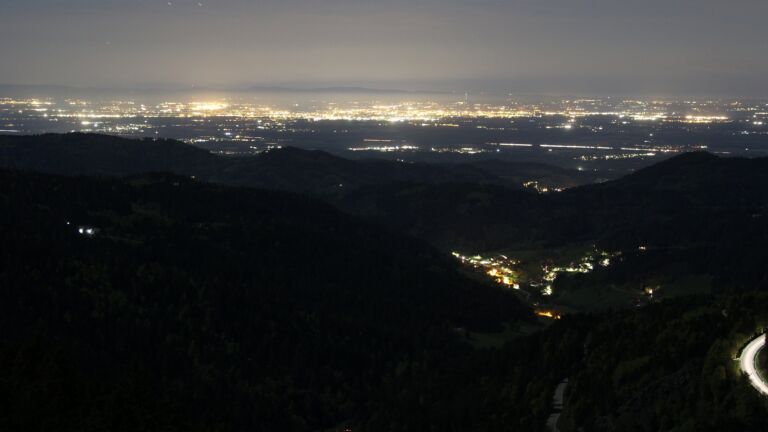 Dieses Bild zeigt eine Webcam-Aufnahme vom Achertal, aufgenommen am Sonntag, den 26.04.2026 um 22:20 Uhr. Die Temperatur betrug 10.1°C.