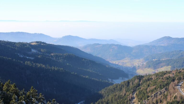 Dieses Bild zeigt eine Webcam-Aufnahme vom Achertal, aufgenommen am Samstag, den 27.12.2025 um 13:10 Uhr. Die Temperatur betrug 5.4°C.