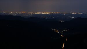 Dieses Bild zeigt eine Webcam-Aufnahme vom Achertal, aufgenommen am Dienstag, den 26.08.2025 um 21:00 Uhr. Die Temperatur betrug 20.5°C.