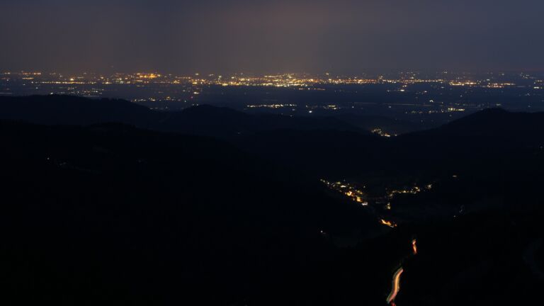 Dieses Bild zeigt eine Webcam-Aufnahme vom Achertal, aufgenommen am Dienstag, den 26.08.2025 um 21:00 Uhr. Die Temperatur betrug 20.5°C.