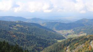 Dieses Bild zeigt eine Webcam-Aufnahme vom Achertal, aufgenommen am Dienstag, den 14.10.2025 um 13:10 Uhr. Die Temperatur betrug 10.4°C.