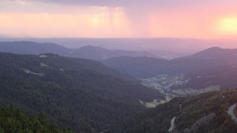 Dieses Bild zeigt eine Webcam-Aufnahme vom Achertal, aufgenommen am Sonntag, den 13.07.2025 um 21:20 Uhr. Die Temperatur betrug 20.1°C.