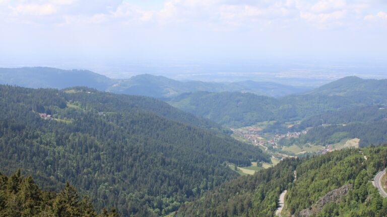 Dieses Bild zeigt eine Webcam-Aufnahme vom Achertal, aufgenommen am Samstag, den 17.05.2025 um 13:20 Uhr. Die Temperatur betrug 11.2°C.